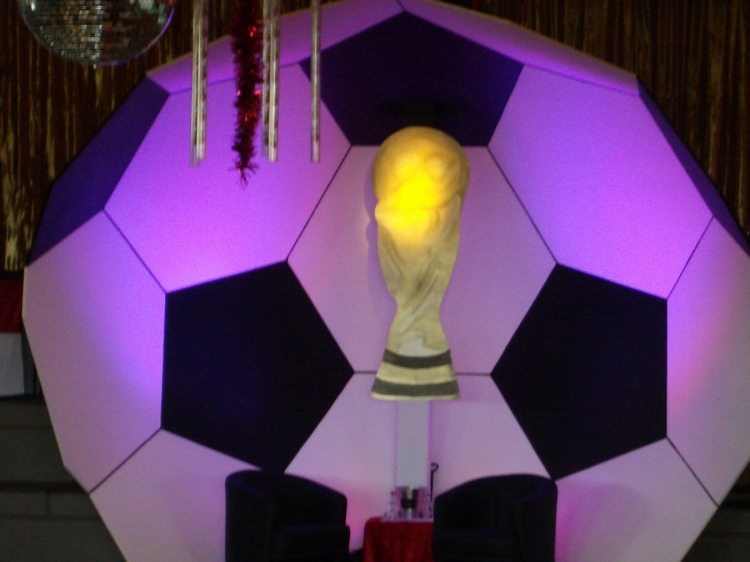 Ein Fussball aus Thron